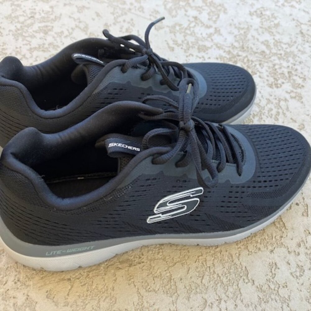 Skechers Men's memory foam Lite Weight  sneakers Size 10